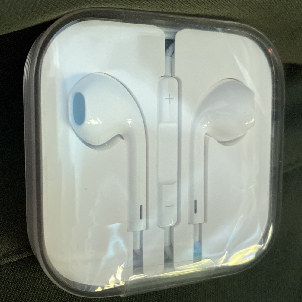 Apple Wired in Ear EarPods with Mic. - Picture 7 of 10
